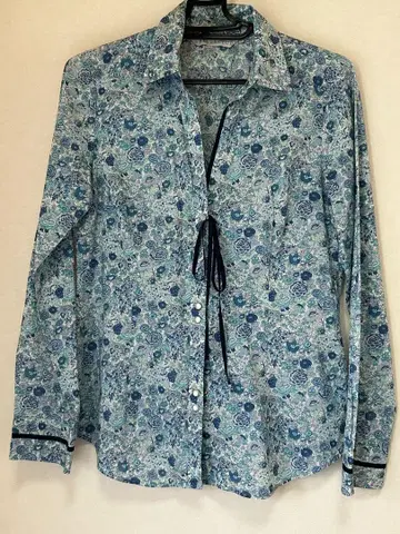 이 블루스 리버티 꽃무늬 리본 포함 긴팔 셔츠