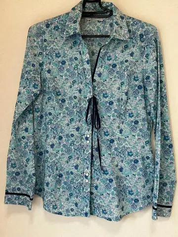 이 블루스 리버티 꽃무늬 리본 포함 긴팔 셔츠