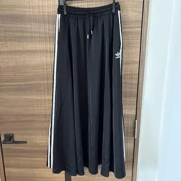 adidas 블랙 플레어 스커트