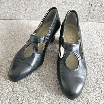 [ 키쿠치 타케오의 신발 ] 블랙 가죽 펌프스 컷 아웃 디자인 22cm
