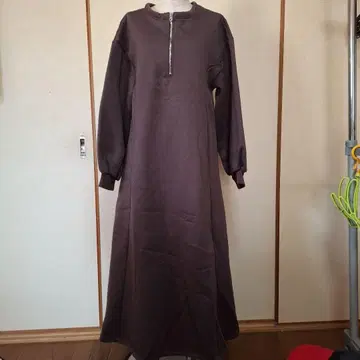 다크 브라운 지퍼 달린 롱 원피스 플리스