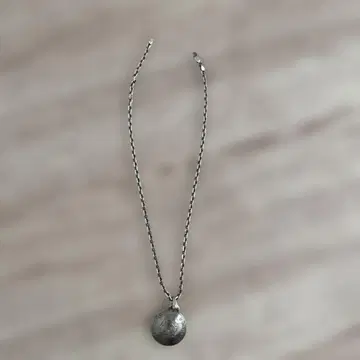 동전(1975년)을 펜던트 탑으로 한 목걸이