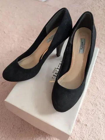 ILIMA EVOL 블랙 스웨이드 펌프스 23cm