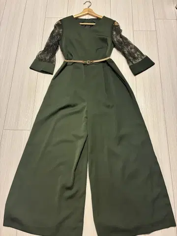 올리브 그린 점프수트 레이스 포함