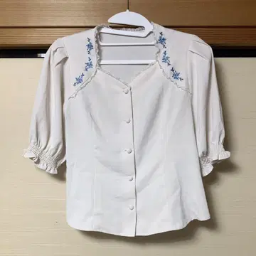 다이아 오픈 로즈 자수 블라우스 안 아더 안제라스 핀트