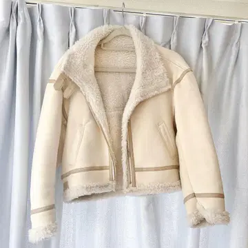 숏 기장 무스탕 코트