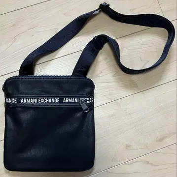 Armani Exchange 숄더백 블랙