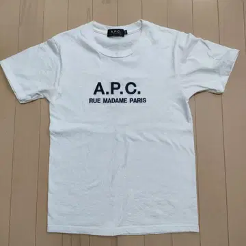 A.P.C. 로고 자수 화이트 T셔츠