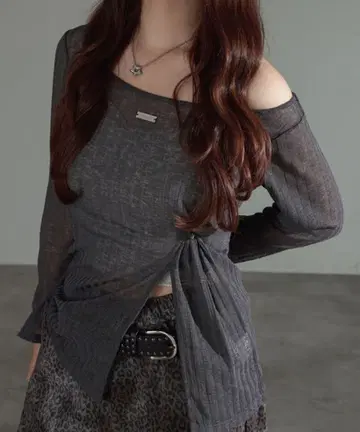 apres jour mignon 슬릿 원숄더 상의