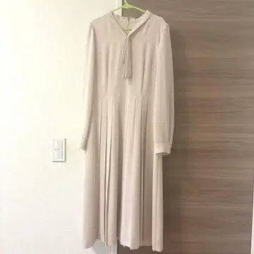 CELFORD 베이지 플리츠 원피스 긴팔