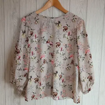 새상품급 JUDY Collection 주디 플라워 프린트 블라우스 피노레
