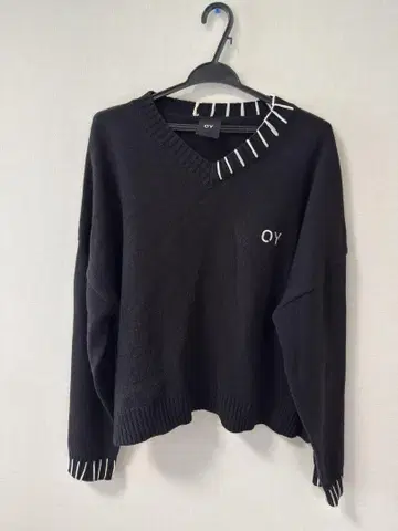 OY 블랙 V 넥 니트