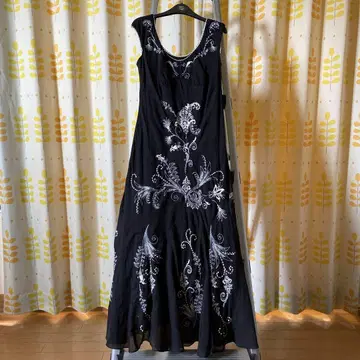 LAURA ASHLEY 블랙 자수 롱 원피스 사이즈 9