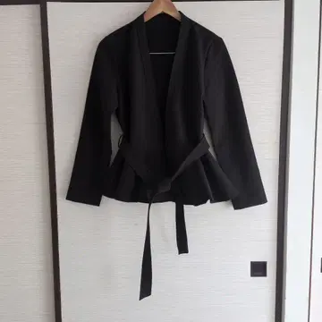 [미사용] 데드스탁 노카라 옷깃 없는 가운 페플럼 자켓 블랙