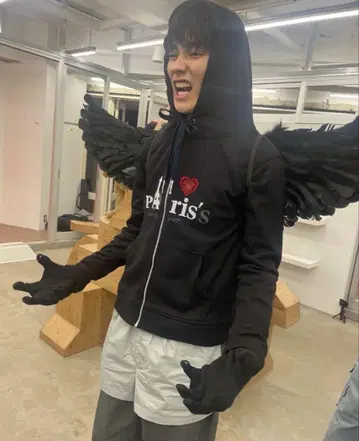 I Paris 후드티 dinoworks 포커즈 칸티스 착용