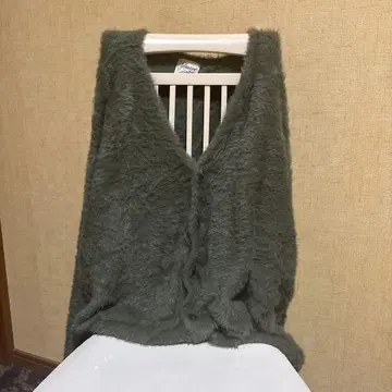 올리브 그린 퍼 소재 가디건