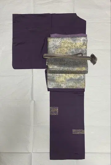 명주 보라색 자수