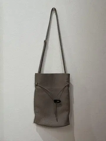 nouer 그레이 가죽 숄더백