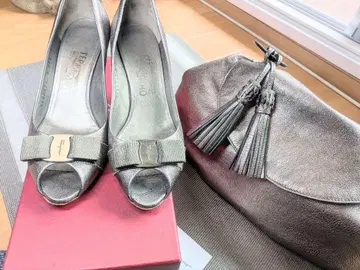 Ferragamo 메탈릭 그레이 힐 23cm와 백 세트