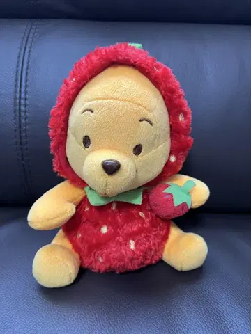 딸기 의상의 곰돌이 푸 봉제 인형