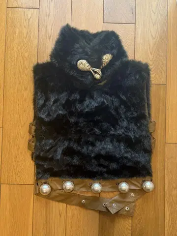 mukzin 무크진 블랙 퍼 펄 장식 베스트