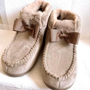 베이지 리본 포함 어그 부츠