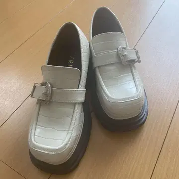 화이트 악어 엠보싱 로퍼 통굽
