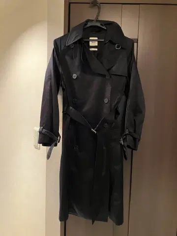 블랙 트렌치코트 H 엠블럼