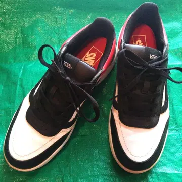VANS TYSON V8610 BLACK/WHT/RED 27cm
