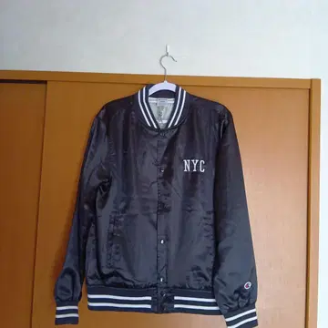 Champion NYC 자수 바시티 자켓 블랙