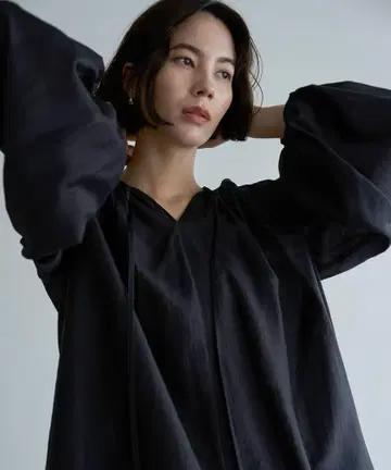 UNFILO 워셔블 시어 개더 블라우스 블랙