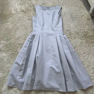 엠프리미어 블랙 라이트 그레이 슬리브리스 무릎 기장 원피스