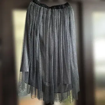 블랙의 반짝이는 플레어 롱 스커트