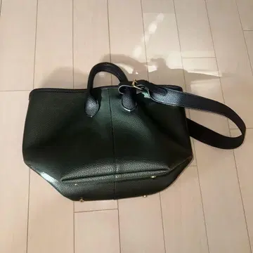 다크 그린 가죽 핸드백