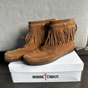 미네통카 24cm 브라운 스웨이드 프린지 부츠