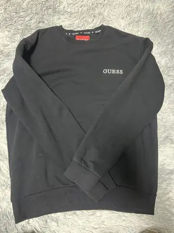 GUESS 블랙 쿨넥 맨투맨
