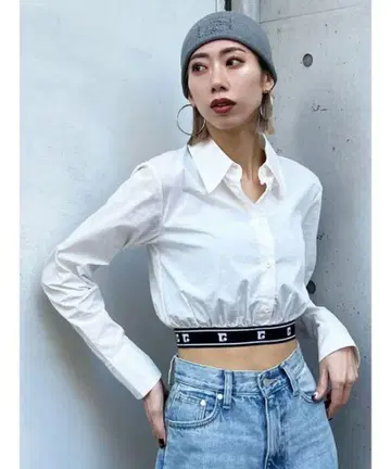 화이트 크롭 셔츠 리브 포함 EMODA