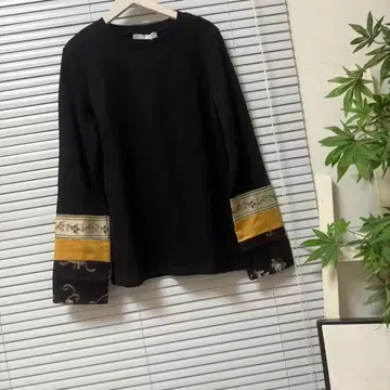 장식적인 소매의 블랙 긴팔 상의