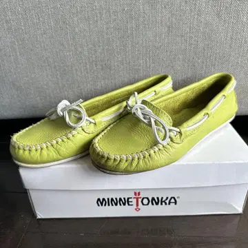 새상품급 MINNETONKA 미네통카 모카신 라임 7 24cm