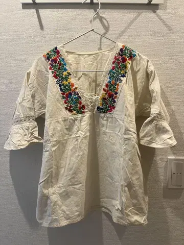 아이보리 컬러풀 자수 오부 소매 튜닉