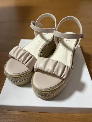 [ 새상품 미사용 ] 다이애나 샌들 베이지 핑크