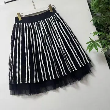 플레어 스커트 블랙과 화이트 스트라이프