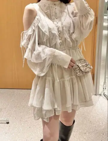 SNIDEL 프릴 쉬폰 미니 원피스 아이보리