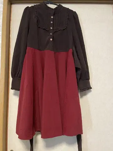 브라운과 빨간색의 바이컬러 무릎 기장 원피스