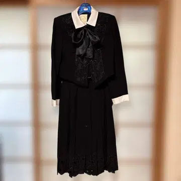 블랙 자켓과 스커트의 셋업 긴자 매기 GINZA MAGGY