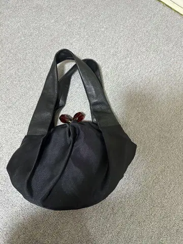 Bejoueld 블랙 가마구치 백 빨간색 장식 포함