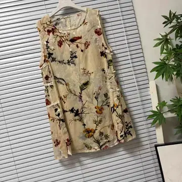 꽃무늬 새 무늬 슬리브리스 상의