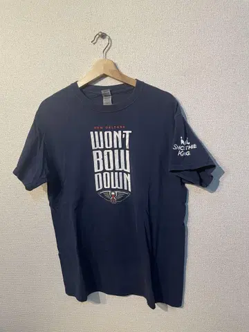 GILDAN 네이비 T셔츠 'WON'T BOW DOWN'