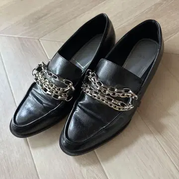 ZARA 로퍼 체인 디테일