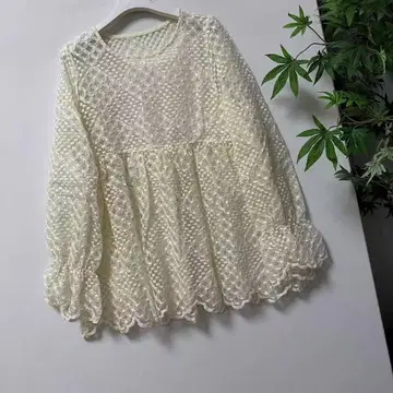 아이보리 레이스 플레어 슬리브 상의